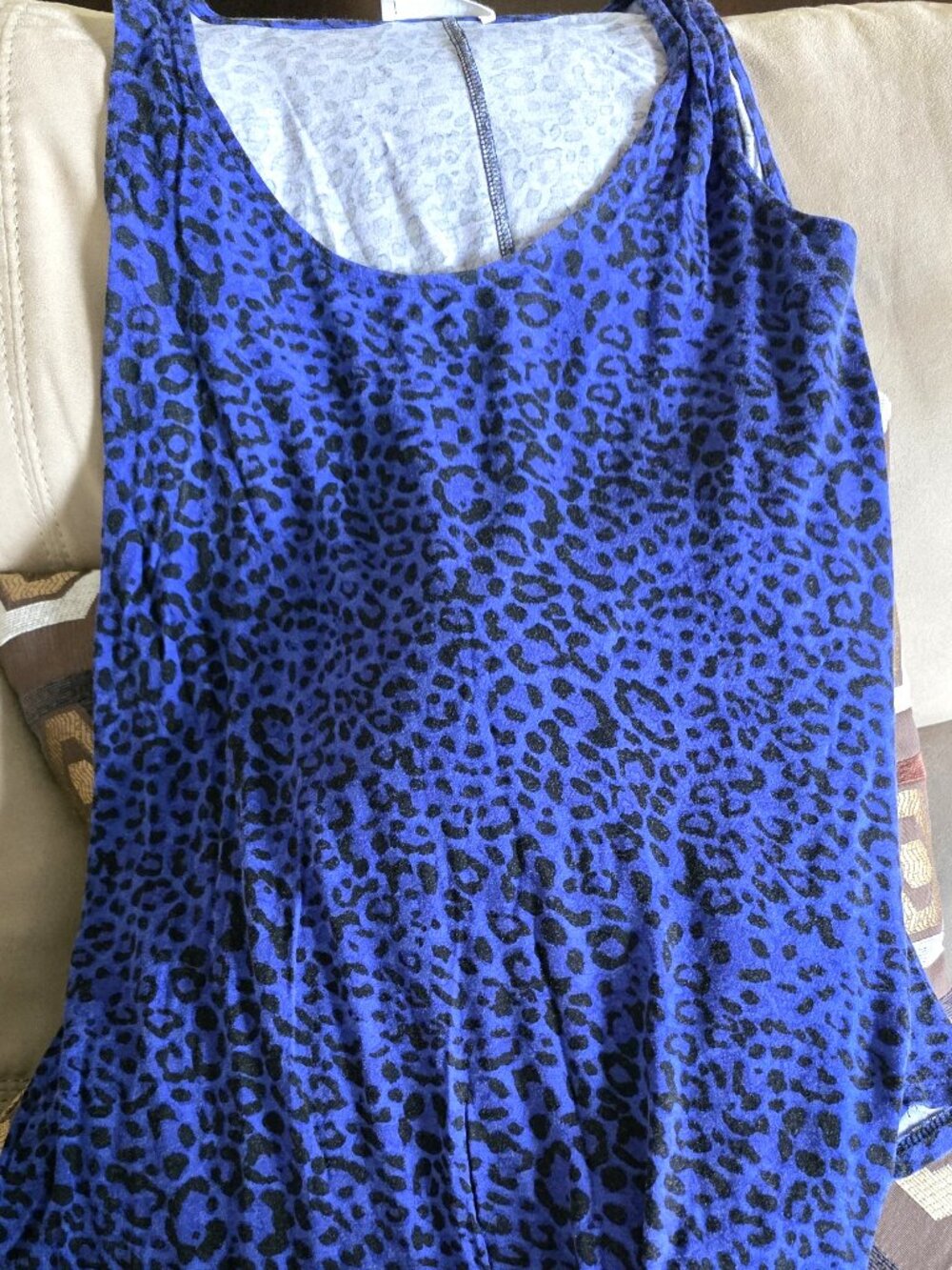 Zenana sleeveless top, rounded v-neck, blue animal print, sz L